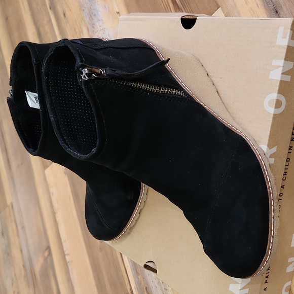 Toms, size 7.5, Black Microfiber material - Picture 2 of 7